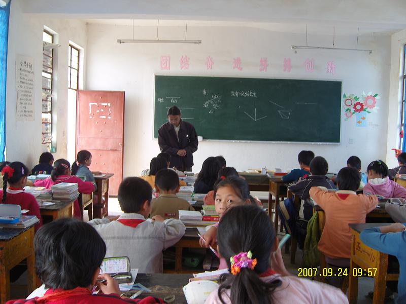 为教育部门全日制寄宿制完全小学,学校位于仁兴镇中东部,平均海拔2080