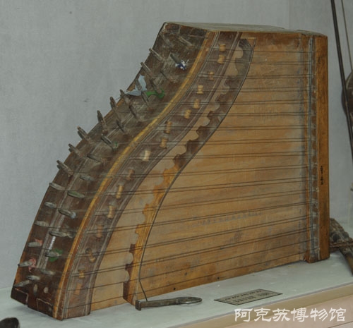  p data-id="gnwjvxm9kl">卡龙琴是维吾尔乐器里弦最多的古老 a