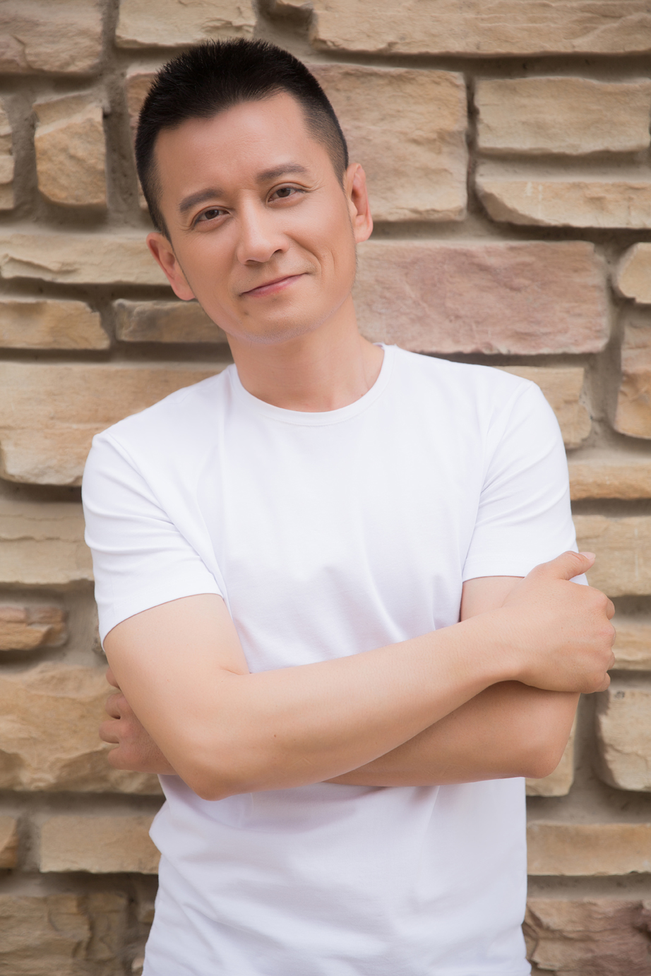 1977年11月24日出生于北京市,中国内地男演员,导演,毕业于 a target="