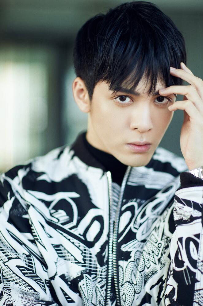  p>曾舜晞 i>(joseph) /i>,原名曾威航,1996年10月9日出生于广东省