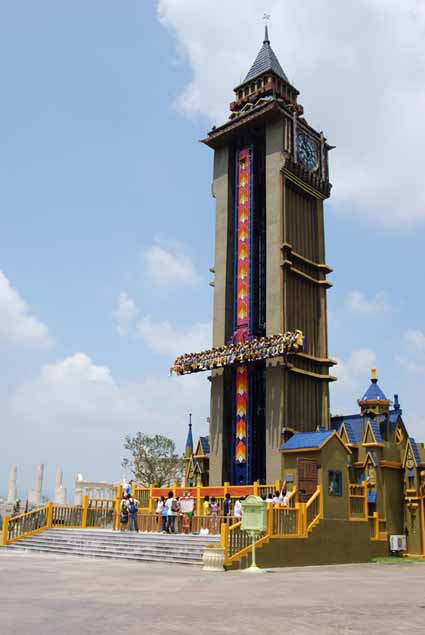  p>达蓬山主题乐园,乐园内总共设置有七个大区,一百多个项目.