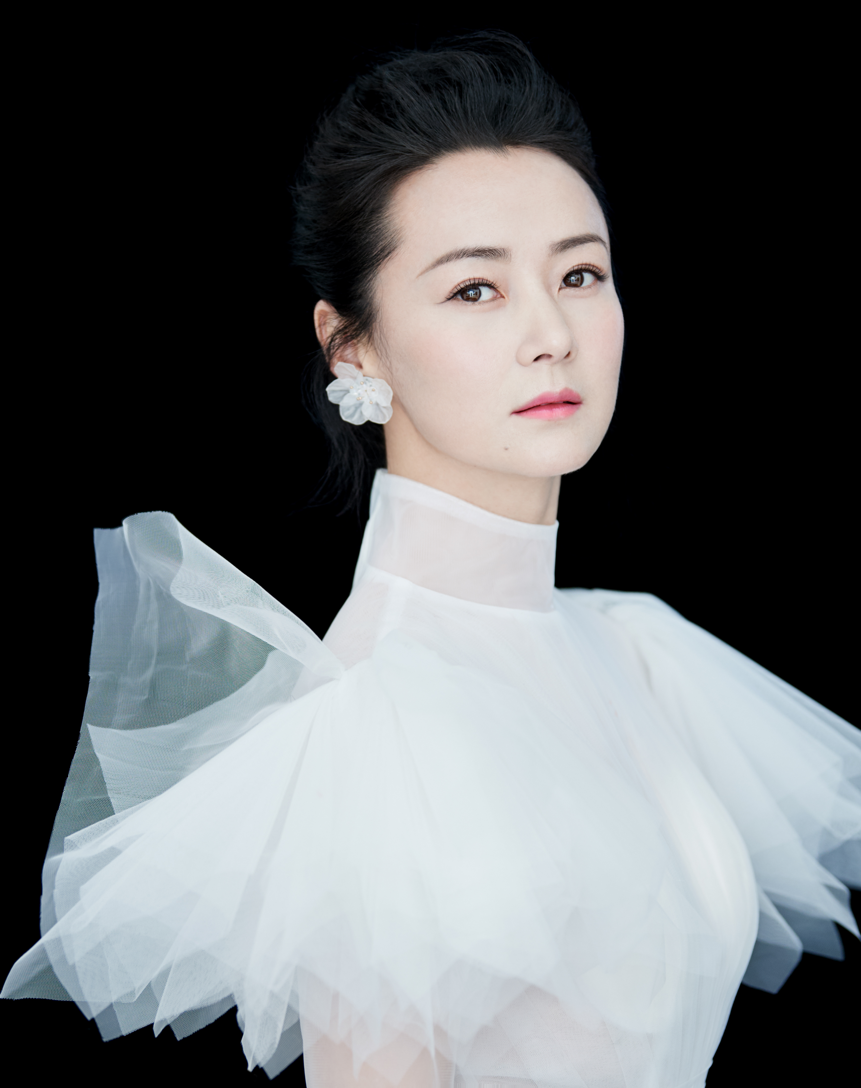 id="gnvk1vrayg">陈依莎,1974年7月出生于四川宜宾,中国内地女演员