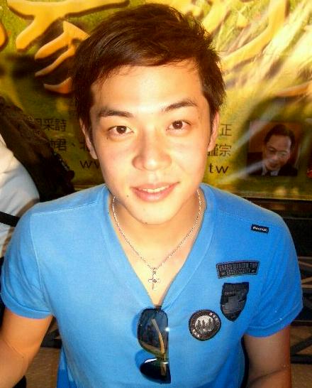  p>姚元浩(how yao),原名邓咏麟,1982年4月19日出生于台湾省基隆市