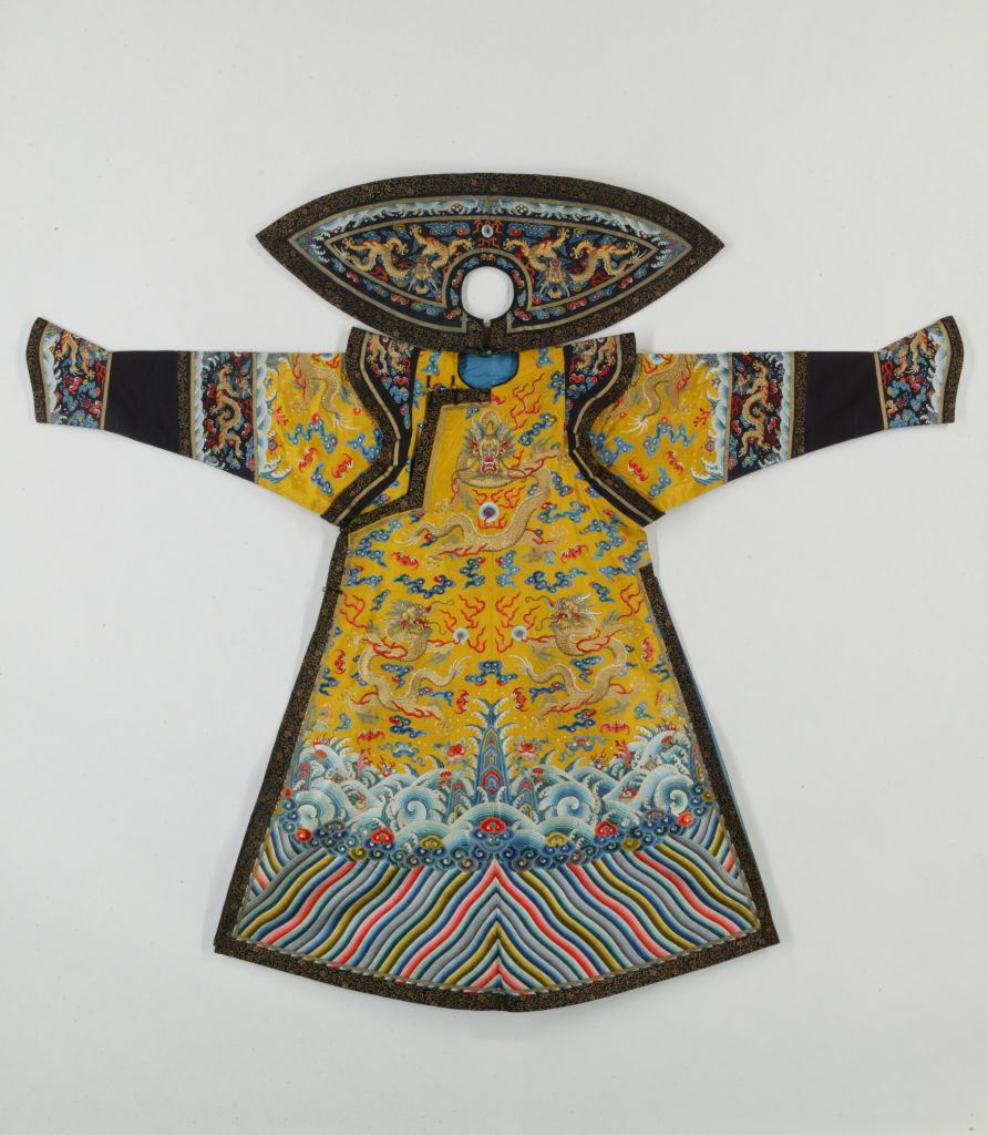 清嘉庆明黄色纱绣彩云金龙纹女夹朝袍