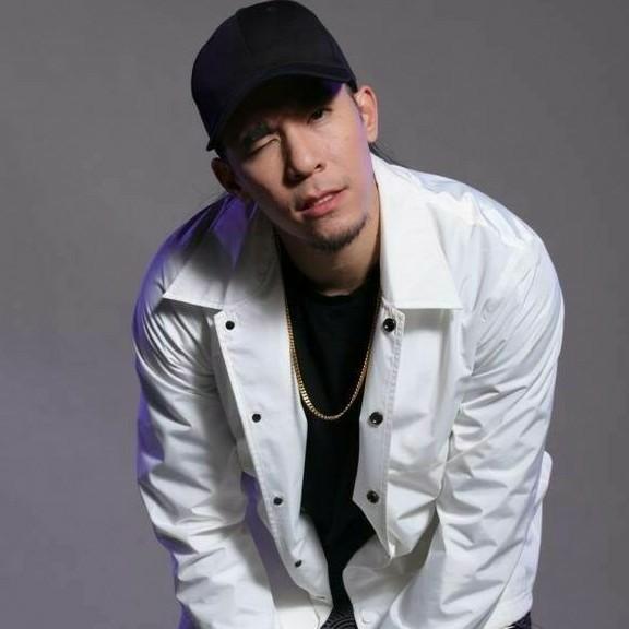  p>何展成,全名janathan ha,kinjaz成员.