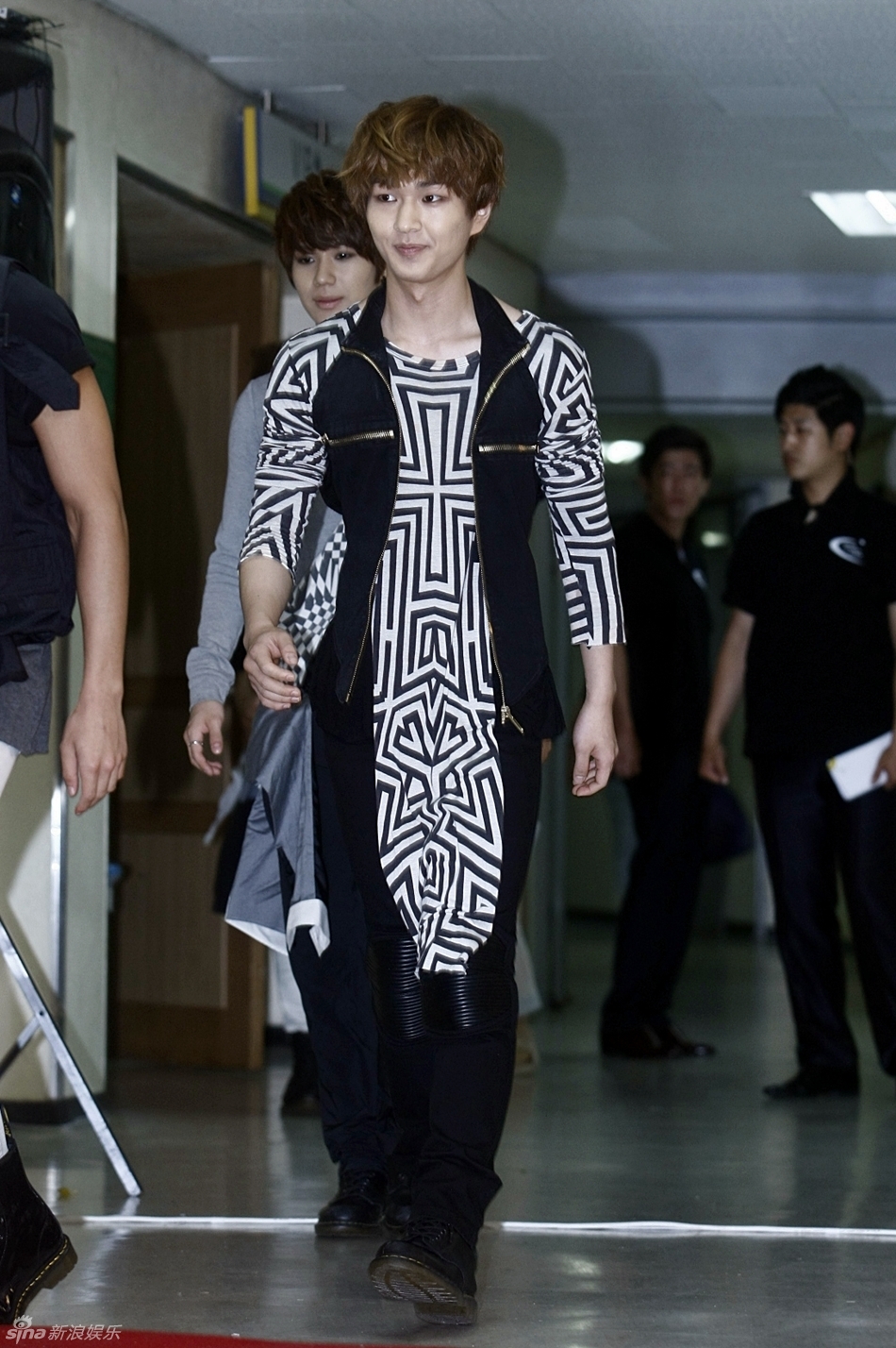  p data-id="goxnb6i101">温流(onew),本名李