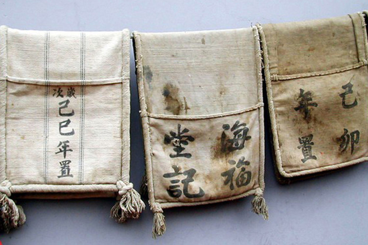 褡裢(dā lian)是一个汉语词语,意思是两端装东西的口袋;代指古代的一