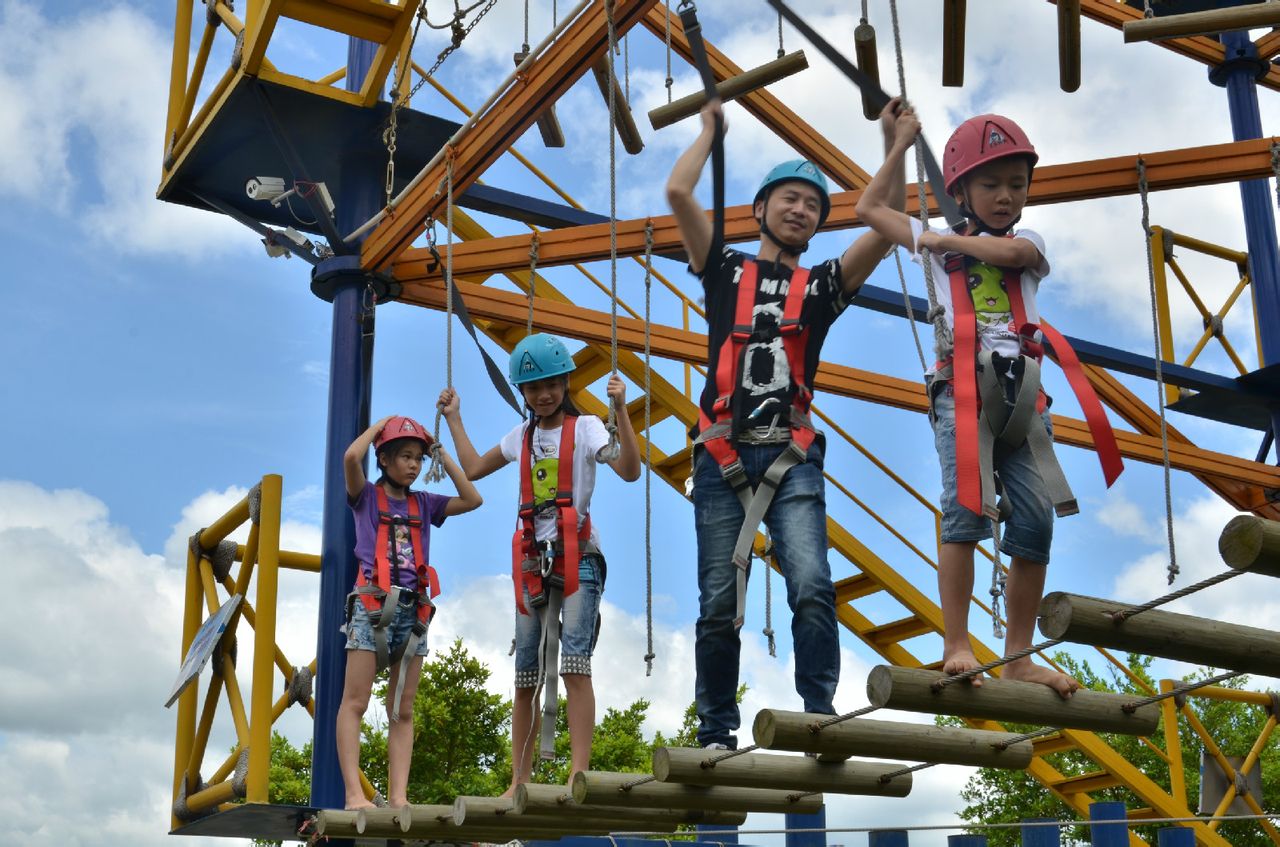  p>聚龙岛欢乐园位于泉州聚龙小镇(原在水一方),占地一千多亩.