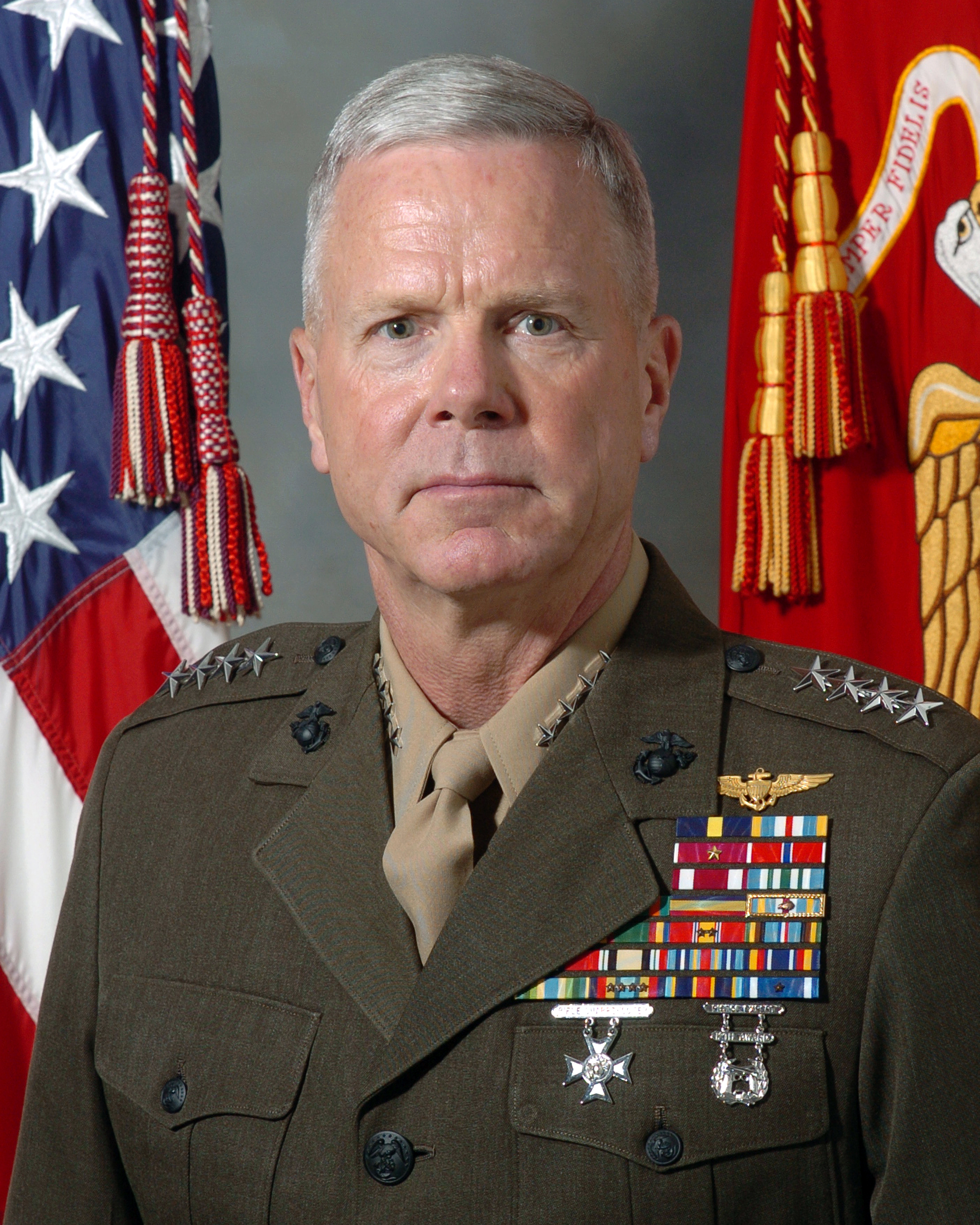 陆战队 /a>上将,兵种为陆战队航空兵,曾任第35任美国海军陆战队司令
