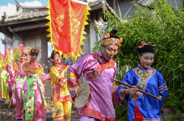 龙岩采茶灯又名采茶扑蝶,是流行于龙岩城乡的民间歌舞,融<a target