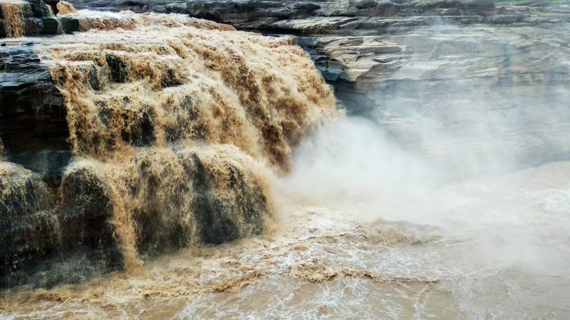  p>山西临汾壶口瀑布是黄河上唯一的黄色大瀑布,也是中国的第二大瀑布