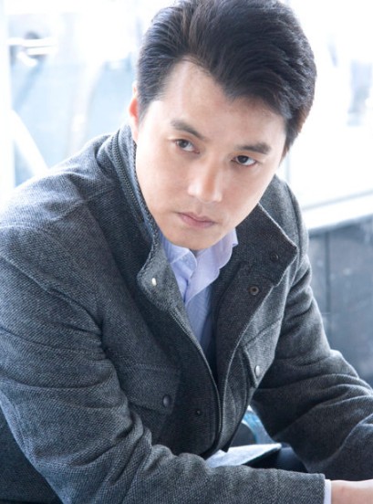 一次林达在被罗薇才奚落堵气开车回家的路上,不慎撞伤了刚从海外归来