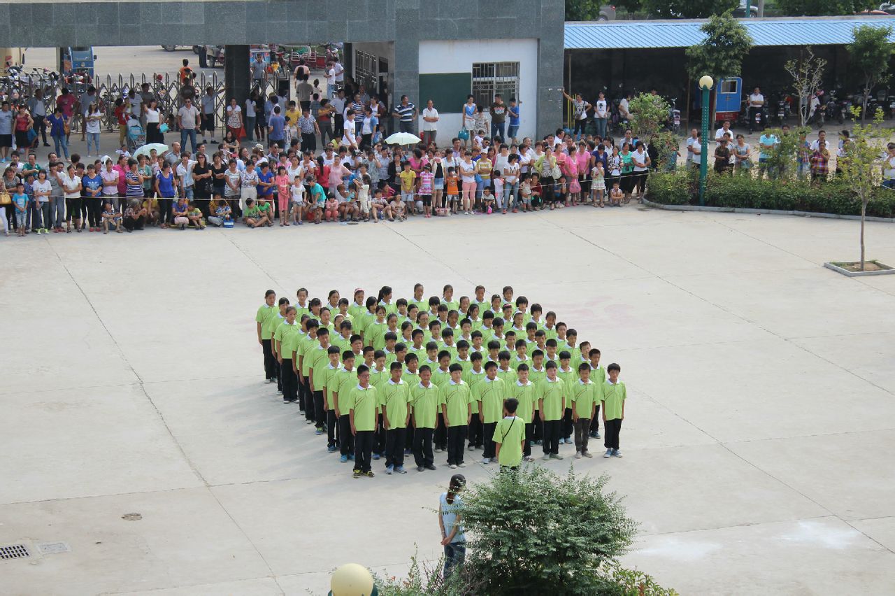  p>兰考县星河中学位于兰考县产业集聚区中州路中段,占地40亩,拥有30