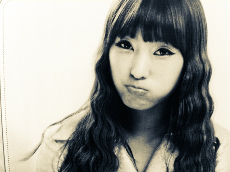 1990年1月30日出生于韩国京畿道,韩国歌手,演员,主持人,韩国四人女子