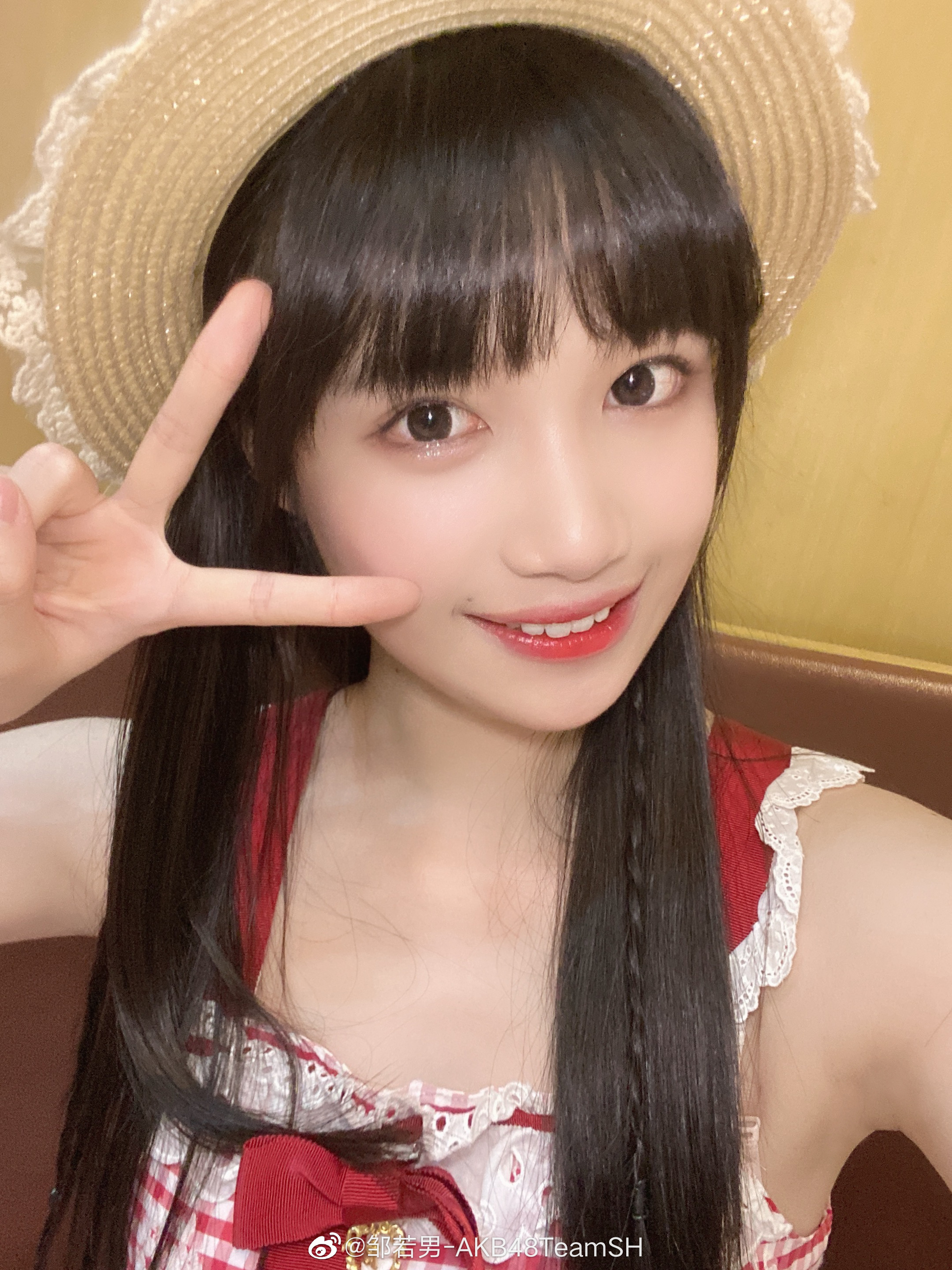  p>邹若男,1998年4月23日出生于江苏省南京市,中