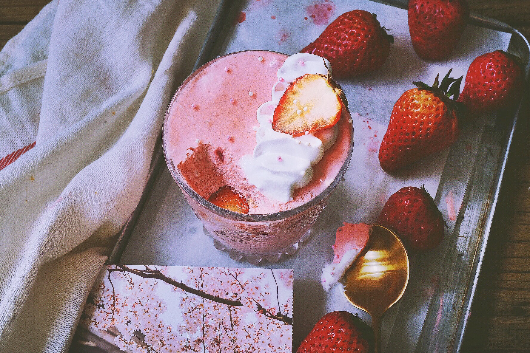 草莓冰激凌蛋糕