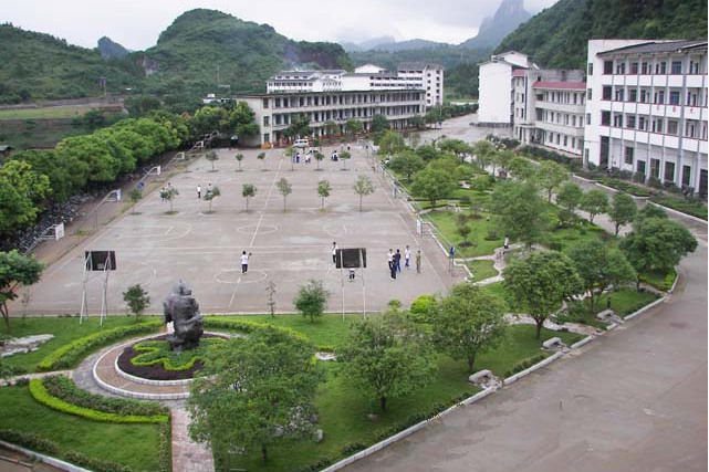 是县委,县政府在阳朔县新城区打造的一所全新的公办高级中学,学校坐落