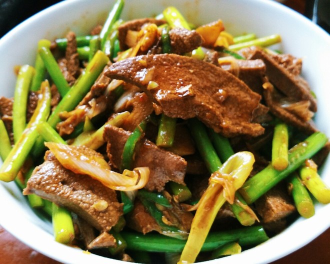 家常蒜苔爆猪肝