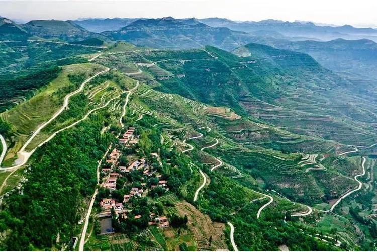 位于潍坊市安丘市郚山镇西南方向5公里处,太平山最高峰海拔为52米 