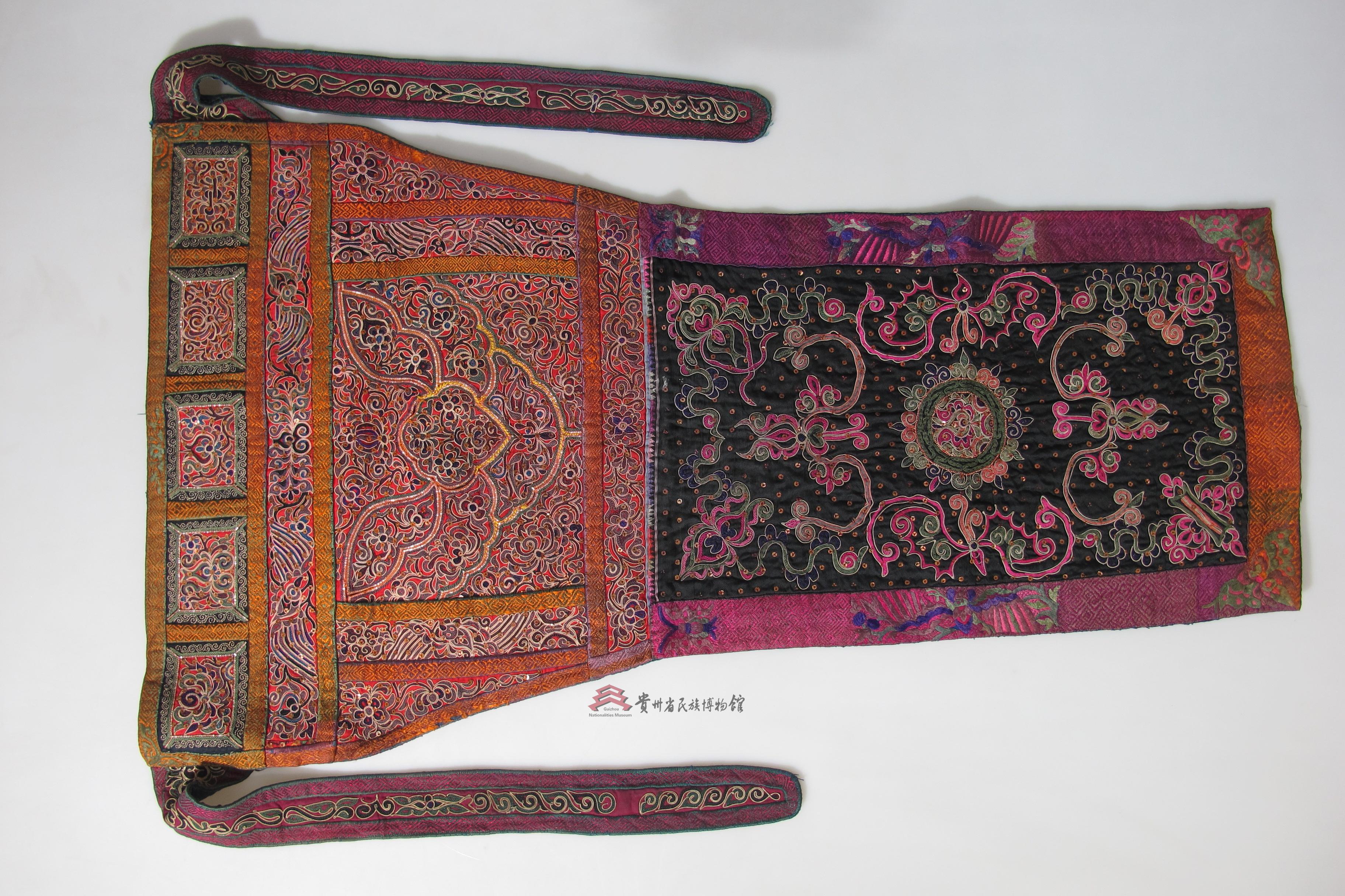 当代三都水族马尾绣蝴蝶纹蝙蝠纹背带