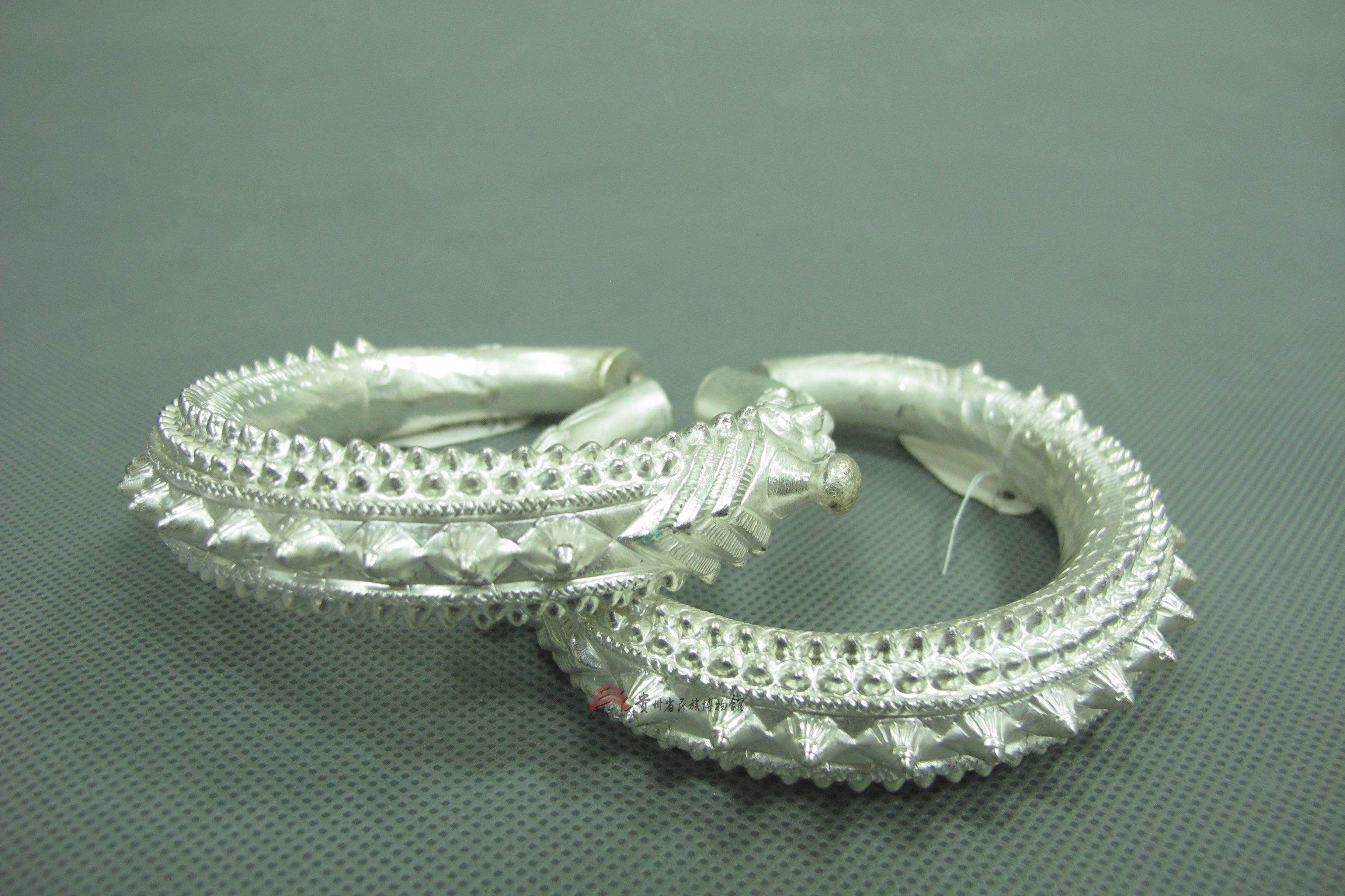 当代施洞苗族龙头形银手镯