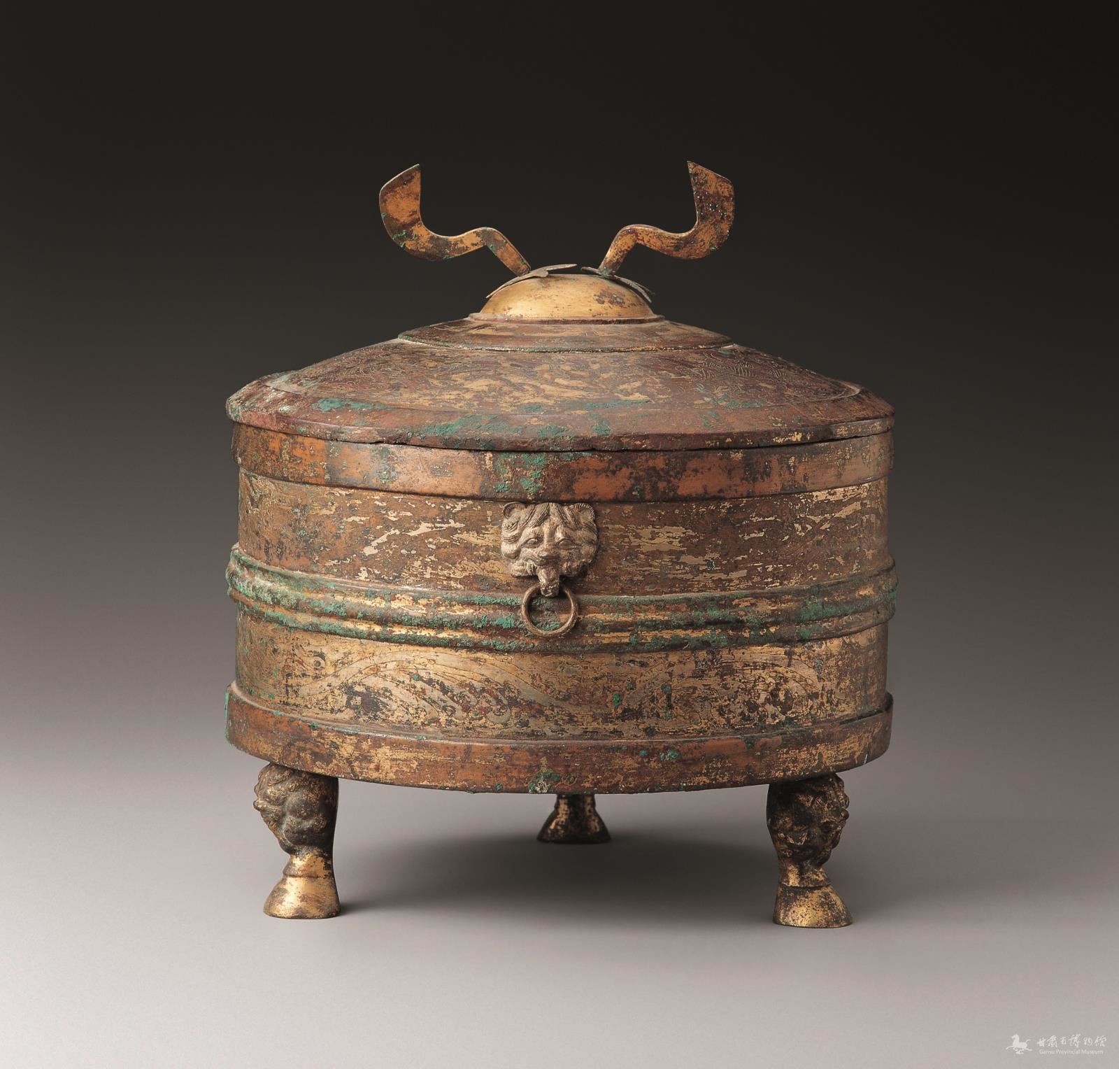  p>汉鎏金错银铜扣漆尊是汉朝时期文物,于汉代武威市雷台汉墓出土,现