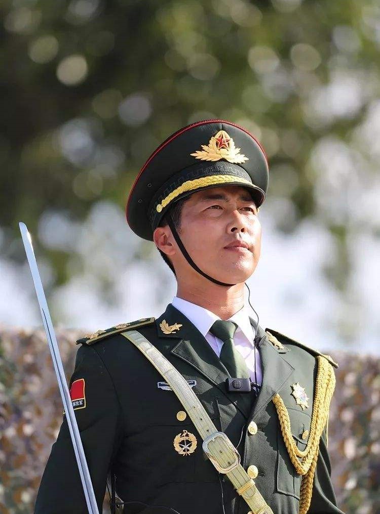 月出生,现任<a target="