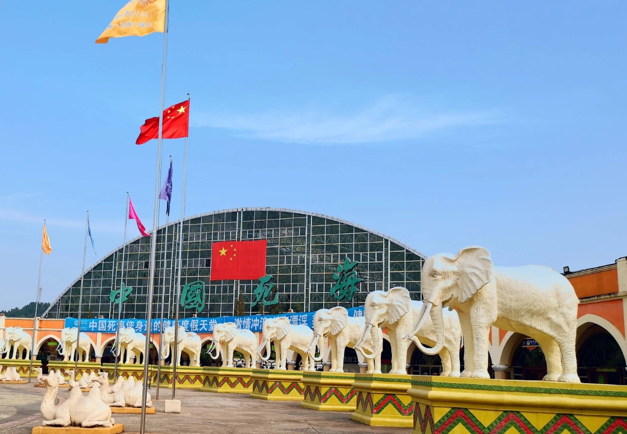  p>中国死海位于四川省遂宁市大英县,是国家aaaa级景区,总面积超过132