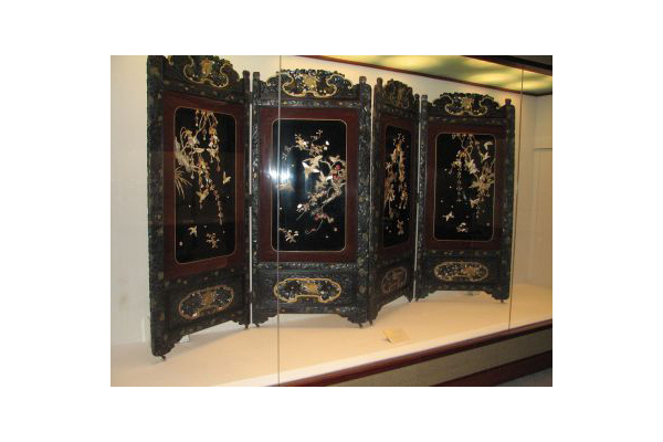 清光绪筱源款嵌骨花鸟图漆屏风