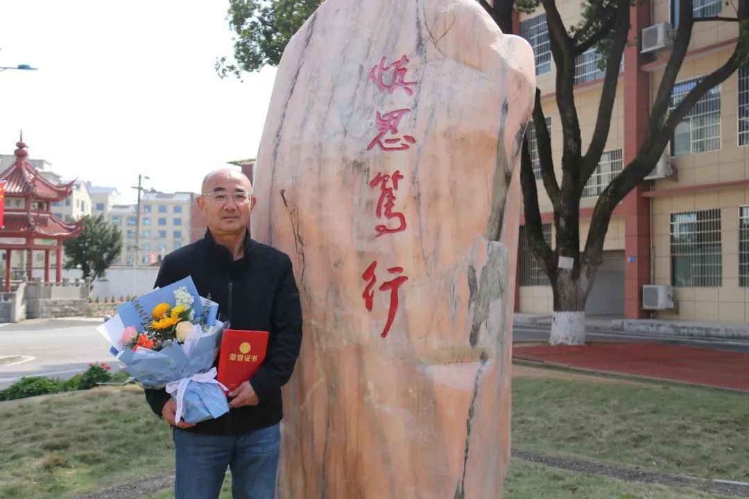 1985年7月分配到浏阳磷化工总厂子校,2000年下半年调入浏阳市第二中学