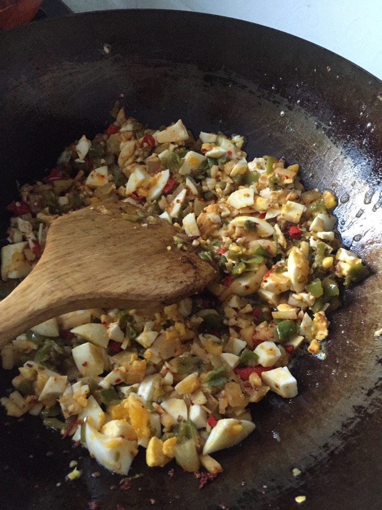 咸鸭蛋炒老墨辣椒末