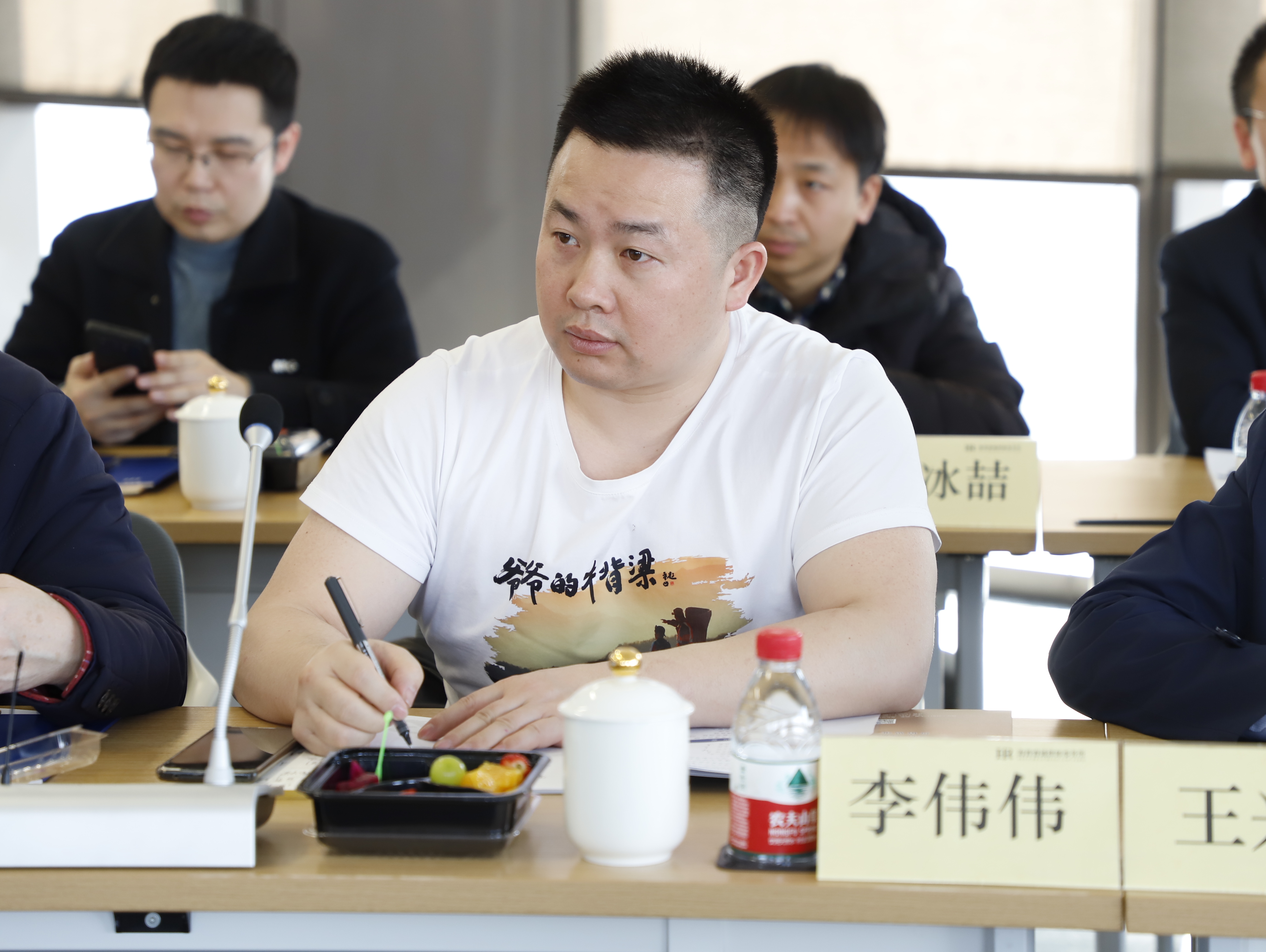  p data-id="gnbtgdnxyw">李伟伟,青年演说家,活动主持人,创意媒体人