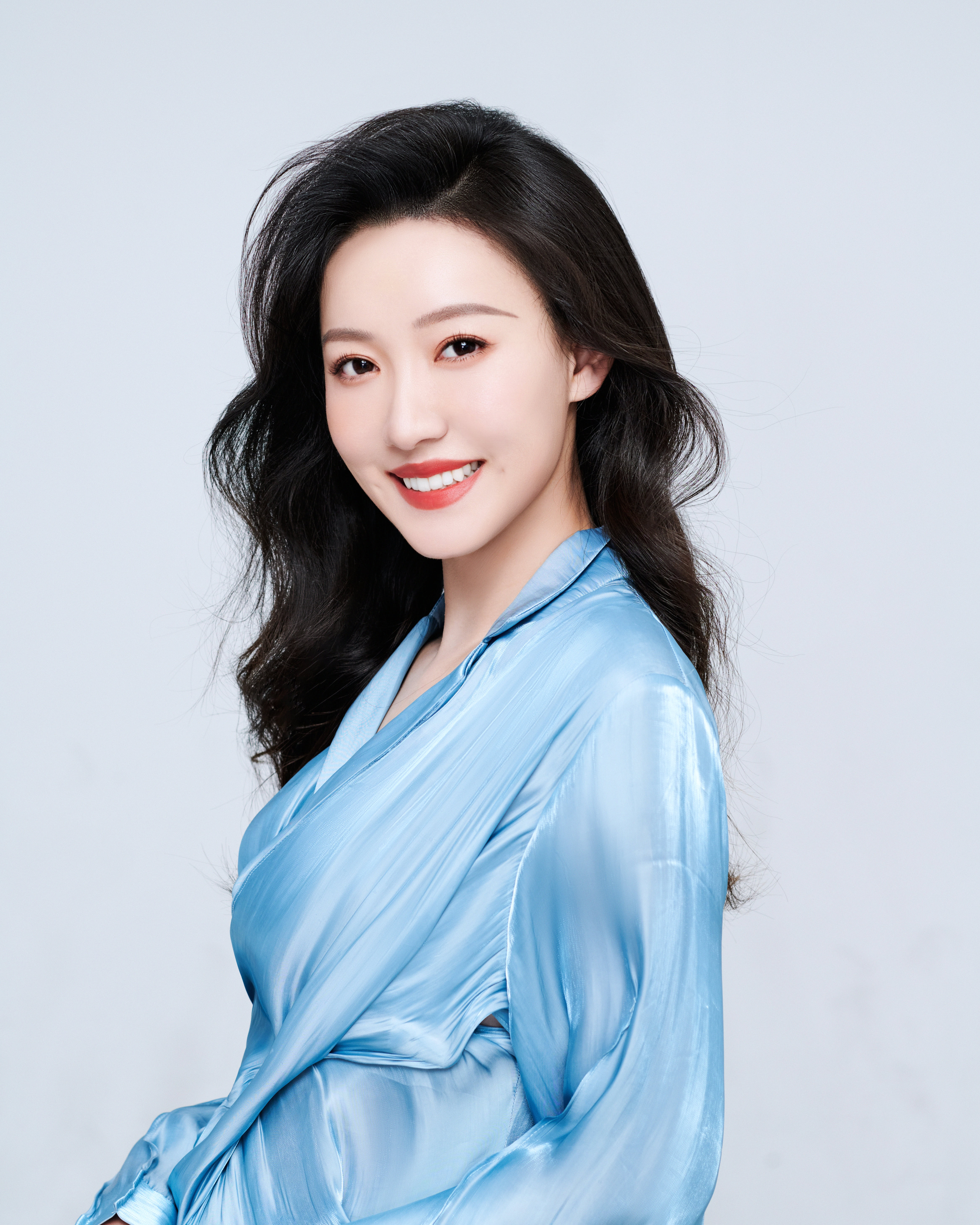  p>张靓婧,中国内地双语女主持人,先后毕业于浙江传媒学院,英国利物浦