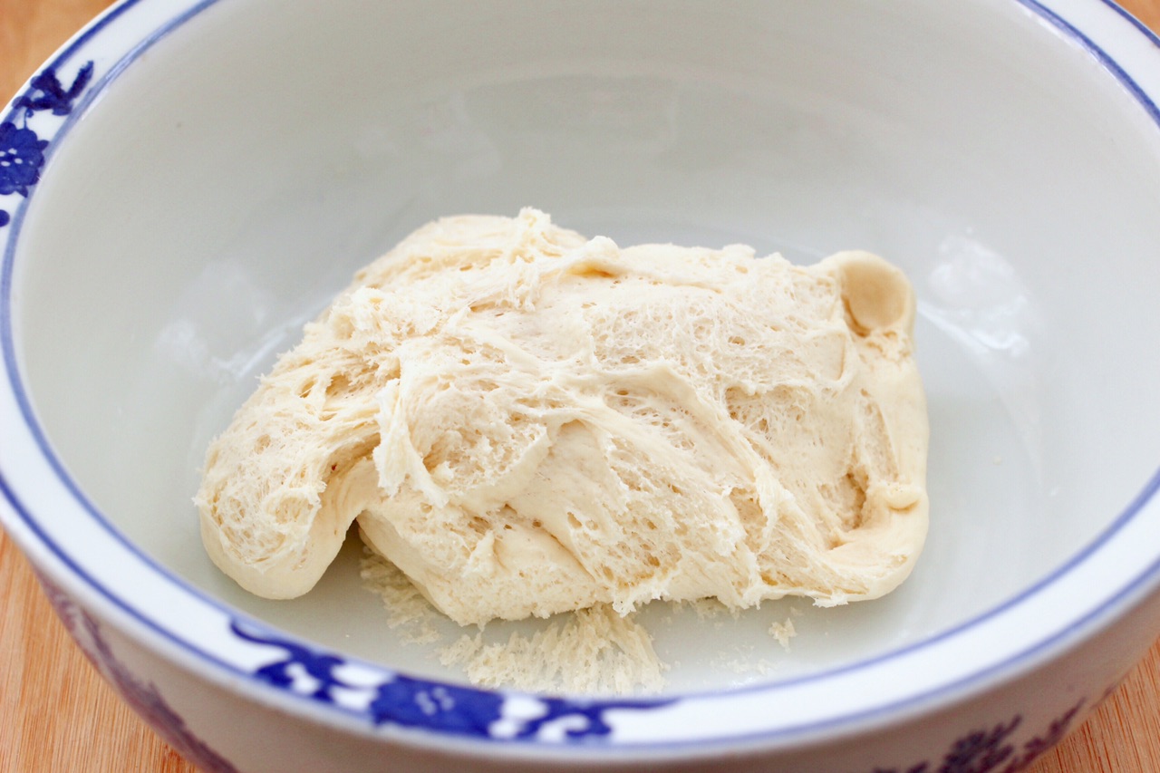 id="gn4x95fxor">1,澄粉中边冲入沸水边快速搅匀,稍凉后揉成"澄面团"