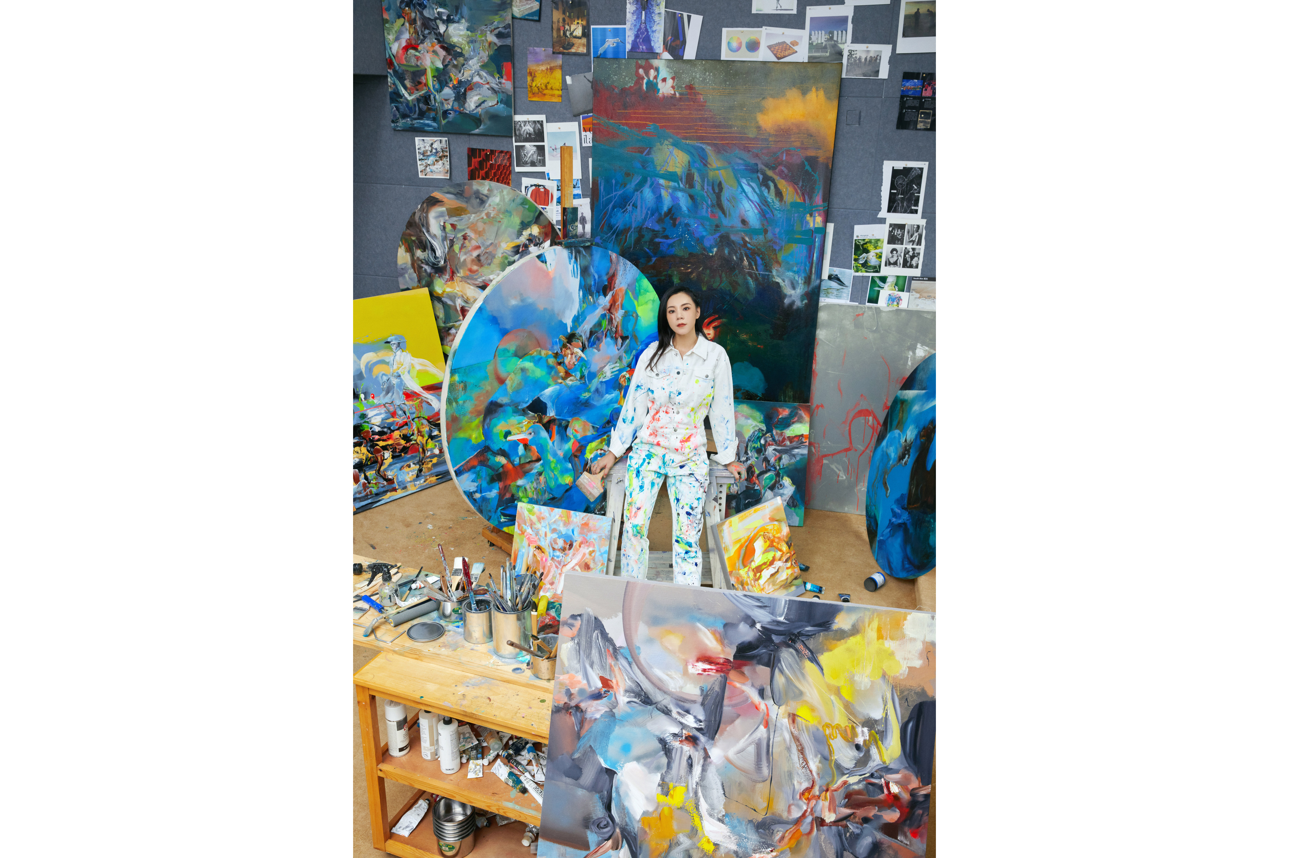  p>吴霜,女,1986年出生于中国重庆,当代著名青年油画艺术家,2007年