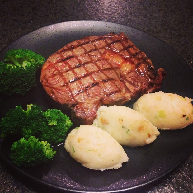 煎牛排配土豆泥是一道美食,是易于操作的家常西餐,牛排鲜嫩,醇香,配菜