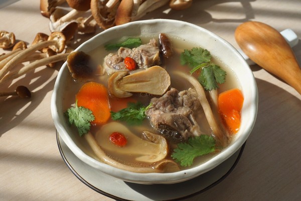 松茸菌煲排骨汤