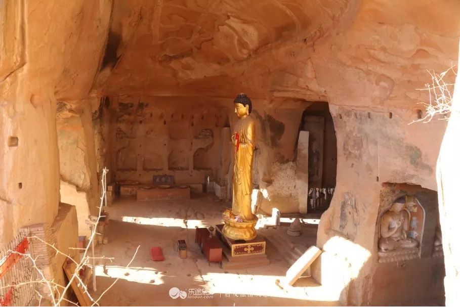  p>菩萨洞,位于木里县城西南的屋脚乡,距乡政府10多公里的腊咀山山腰