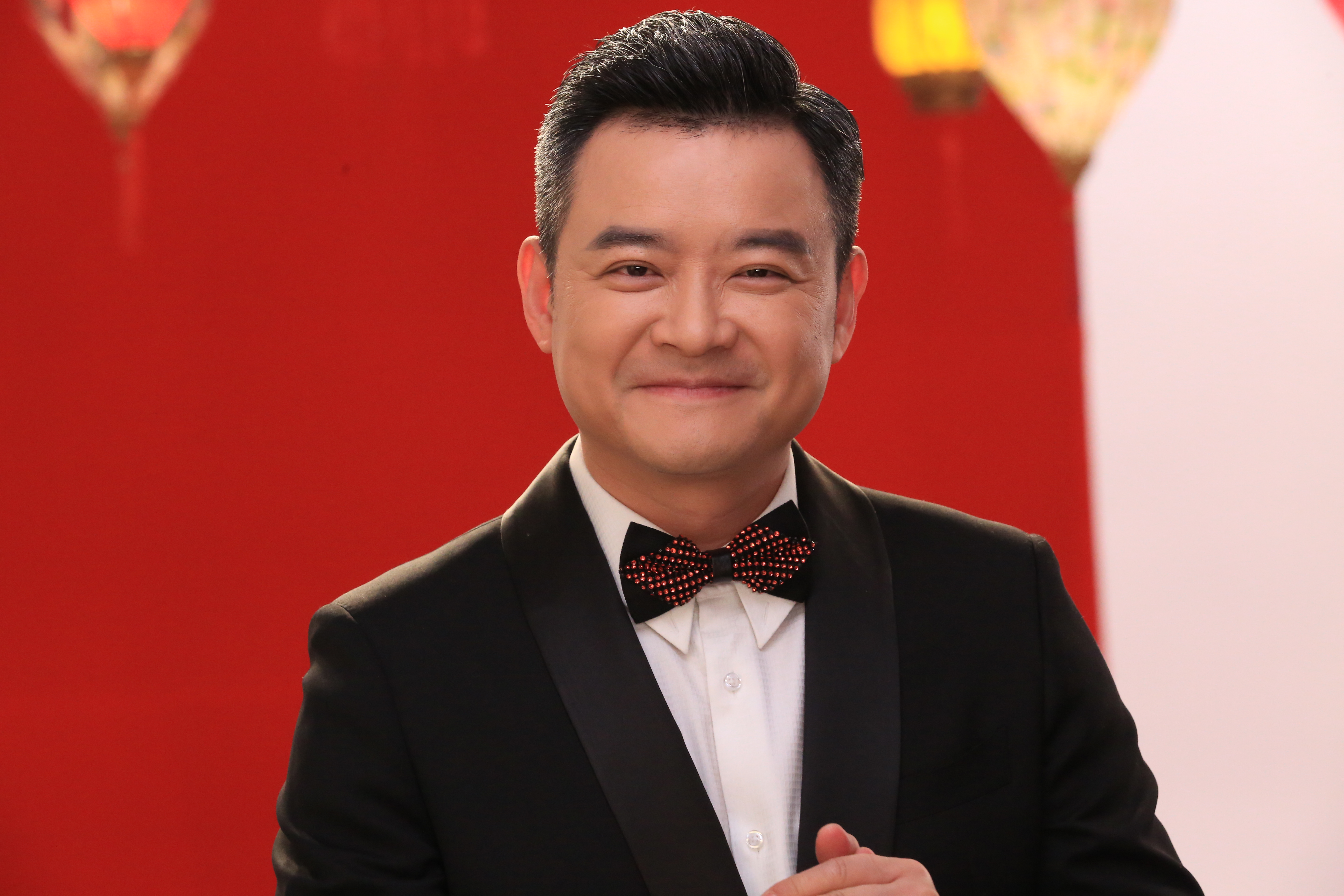  p>李佳明,1975年10月10日出生于新疆库尔勒,中共党员,中央广播电视总