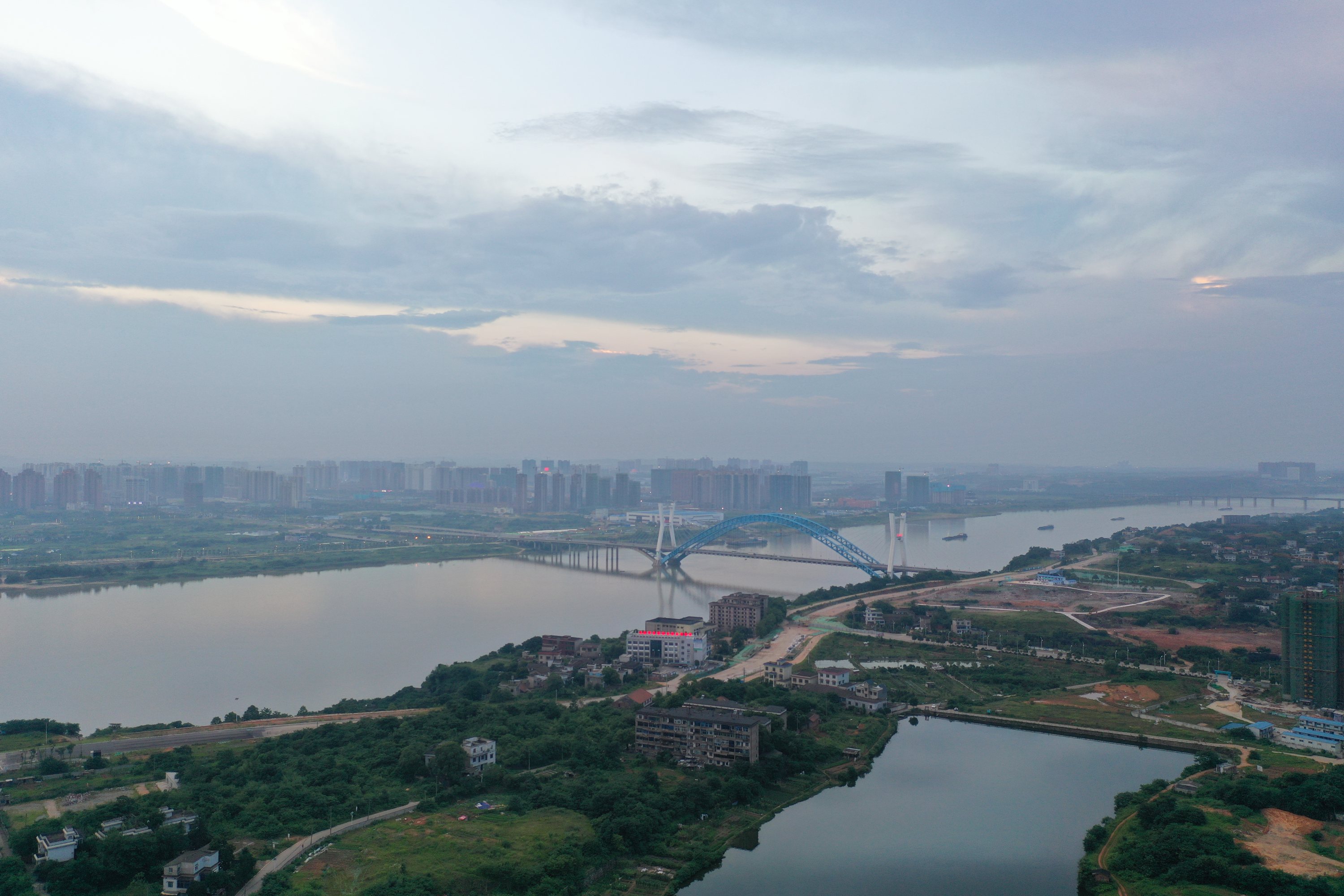  p>滴水埠街道(已撤销),隶属于湖南省湘潭市岳塘区,地处岳塘区中部,东