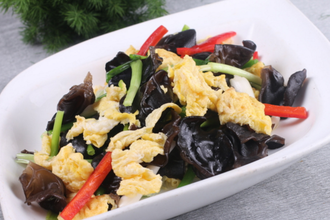  p>黄花菜木耳炒鸡蛋是一道以 a href="#" data-lemmaid="860382">