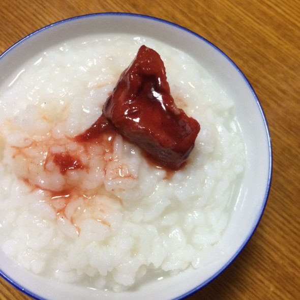  p>豆腐乳粥是一道由腐乳,稻米等做成的美食. /p>