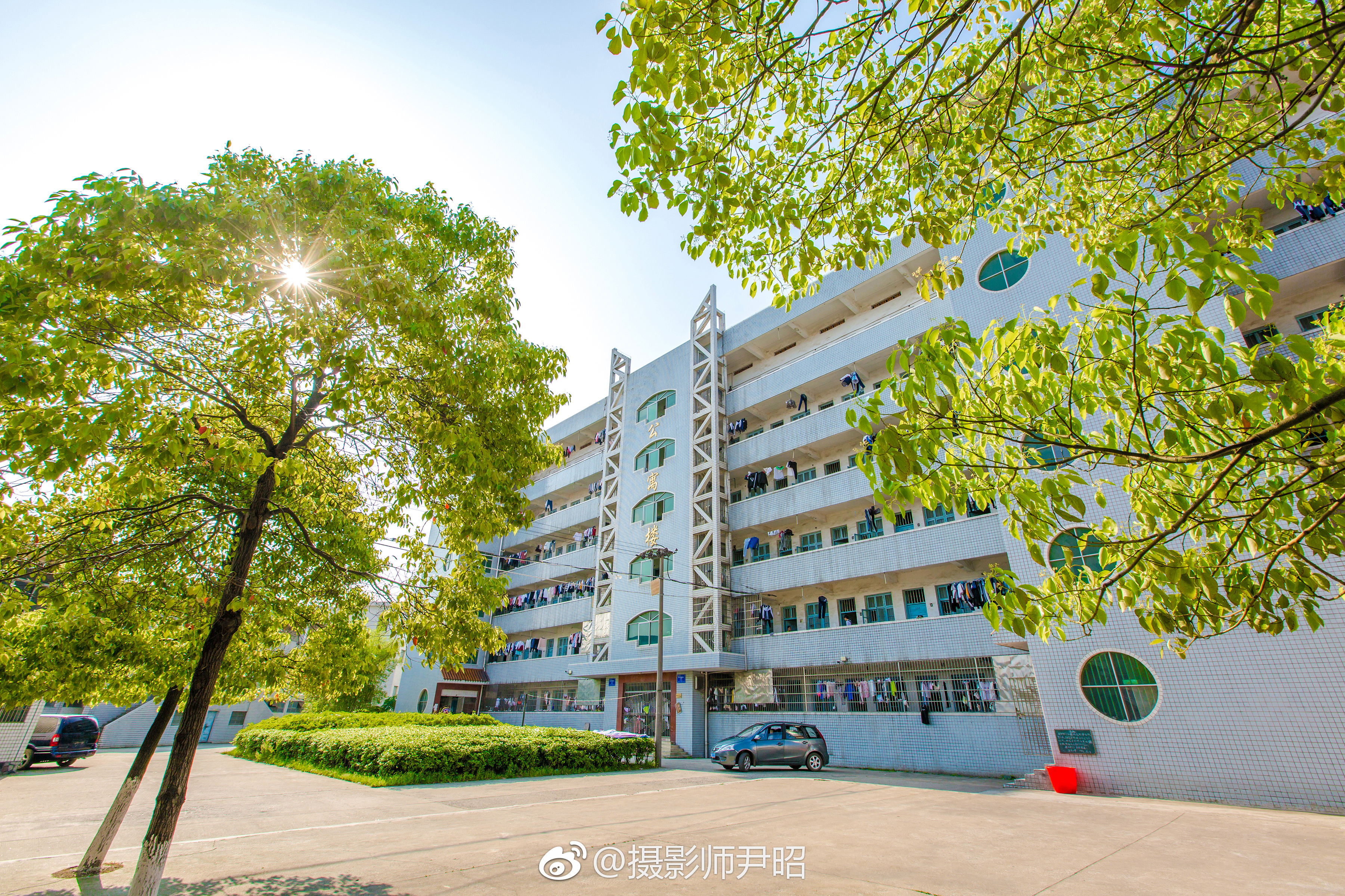  p>湖南省邵东市第三中学简称邵东三中,是湖南省一所坐落在农村的省级