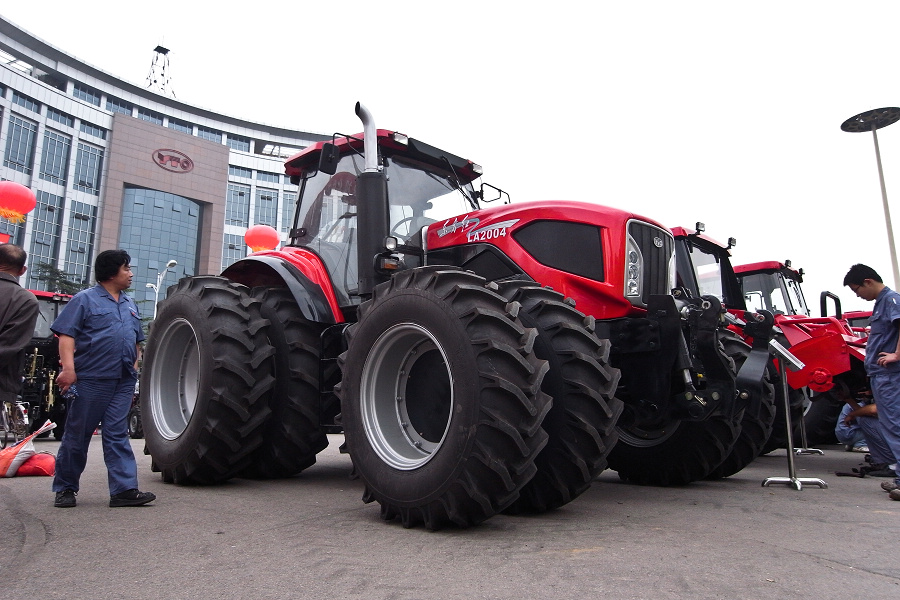 90年代,我国第一个国产大功率轮式拖拉机专业生产