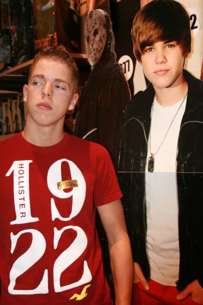 是一个叫steven(真名stephen quire)的美国男孩.