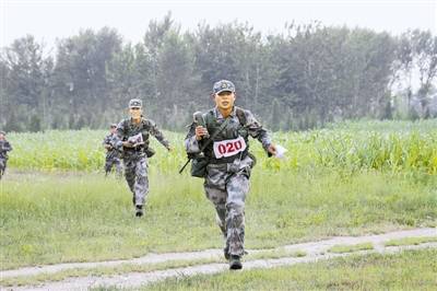 五公里越野分为武装越野和轻装. /p>