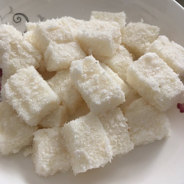  p>椰丝糕:它是以糯米,牛奶,糖,椰丝等为主要原料,奶香椰香浓,口感嫩