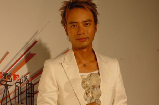  p>《末世纪的爱》是一首由李克勤演唱,徐日勤编谱曲,因葵,徐日勤填词