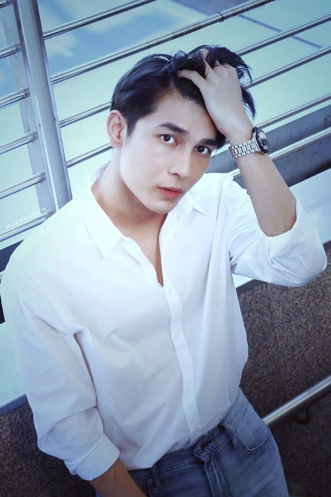 ">苏帕西·宗澈瓦(mew),1991年2月21日出生于泰国暖武里府,泰国男演员