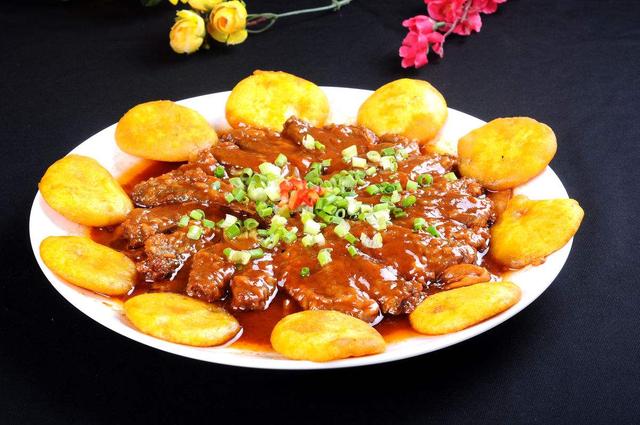  p>贴饽饽熬小鱼是天津一道传统特色风味的地方美食,也驰名中国各地.